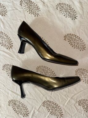 Stuart Weitzman Olive Green Leather Mid-Heel Pumps